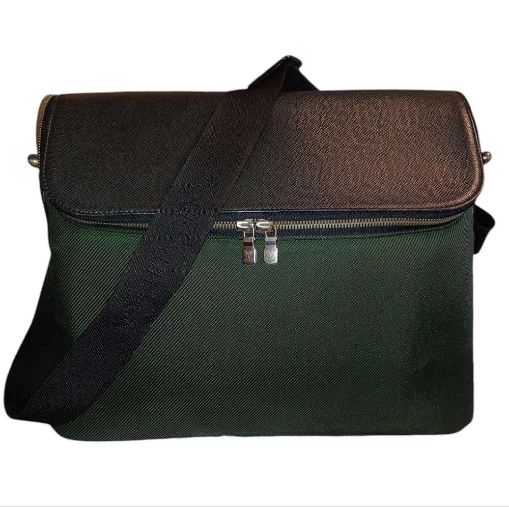 ✨️LOUIS VUITTON TAIGA TAIMYR MESSENGER BAG